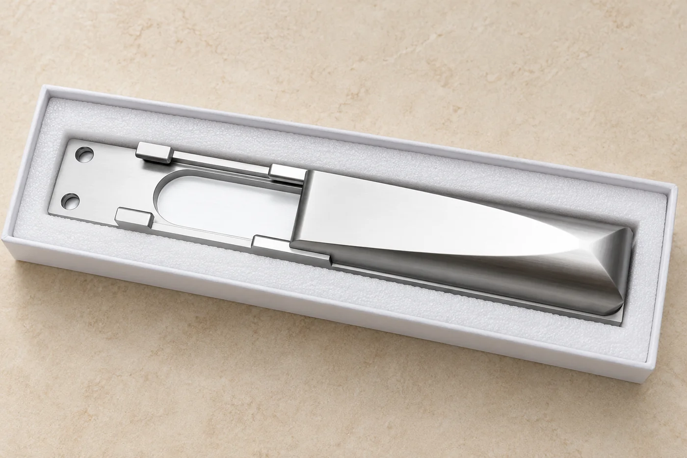 Long lock-panel reference protected in an unprinted elongated tray
