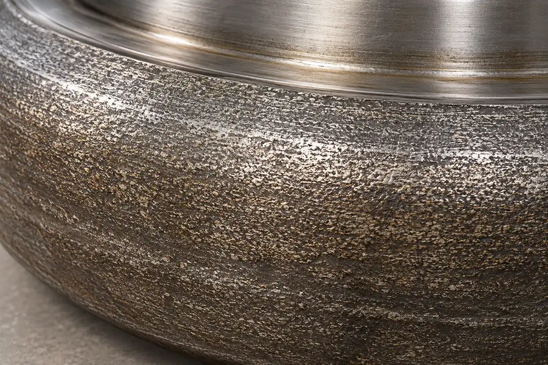 Close view of the working surface and shoulder of a grinding-roller wear ring